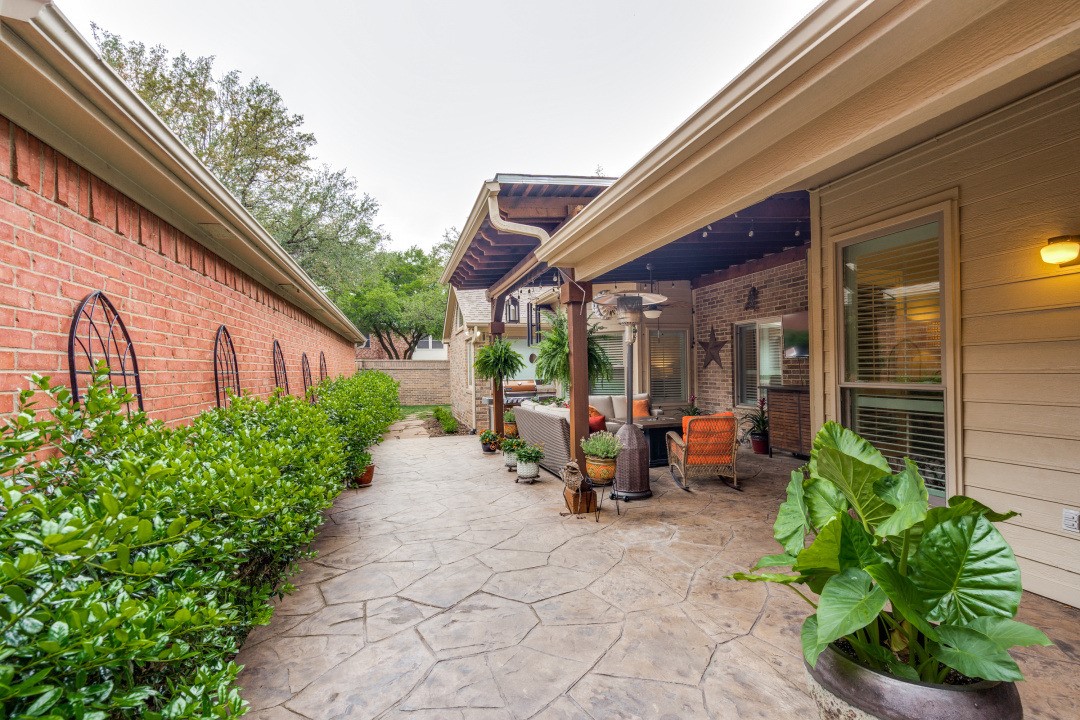 3824 Azure Lane Addison TX 75001