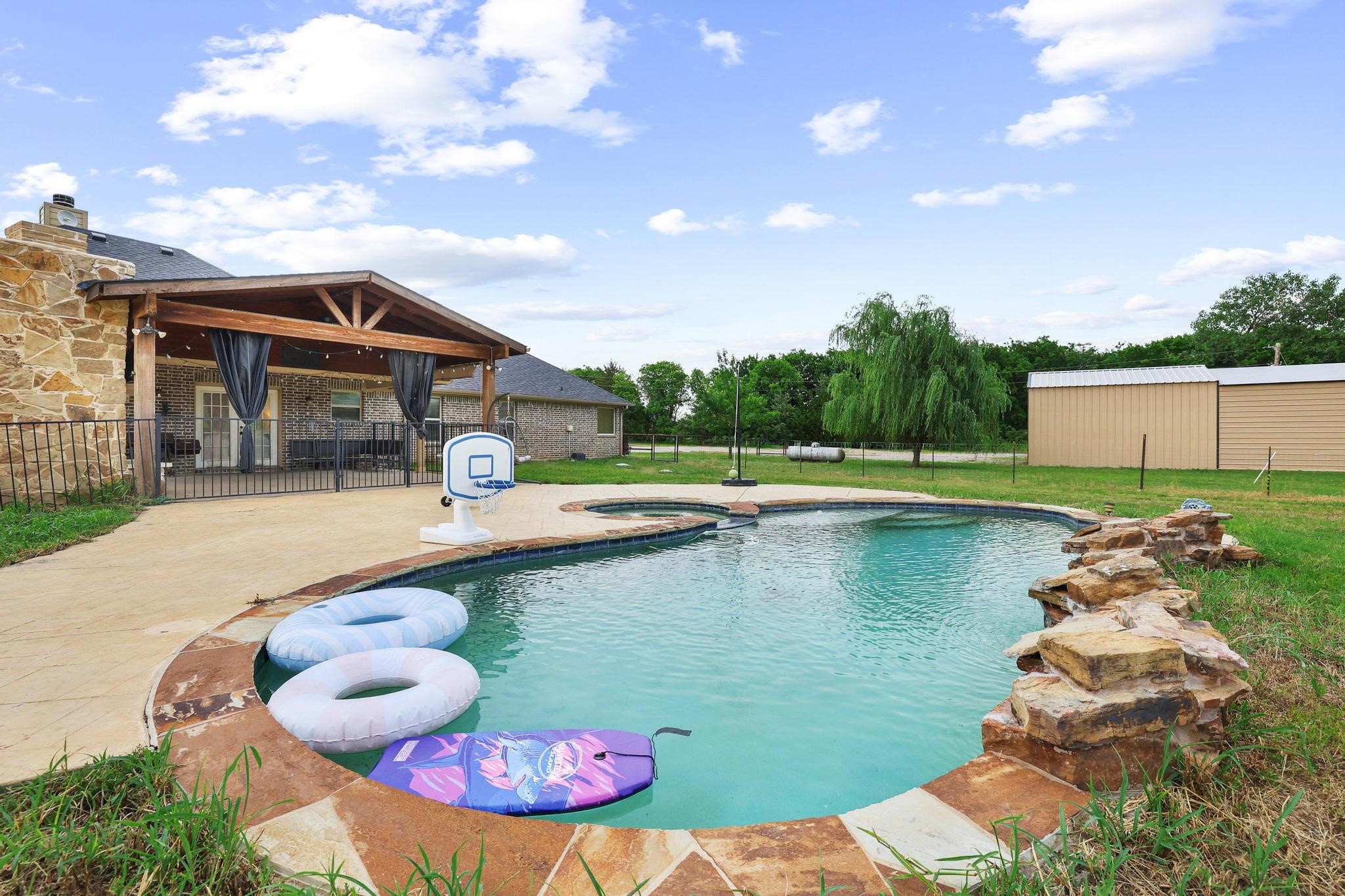 460 County Road 4421 Trenton TX 75490