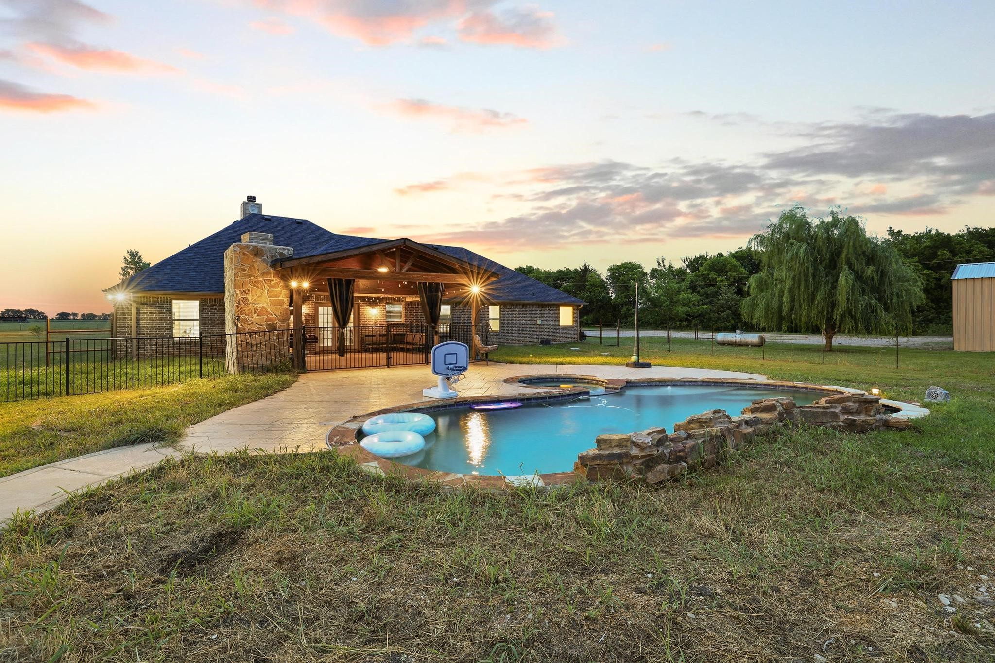 460 County Road 4421 Trenton TX 75490