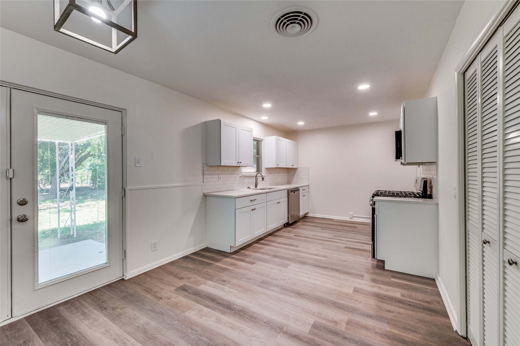 557 Hillery Street Burleson TX 76028
