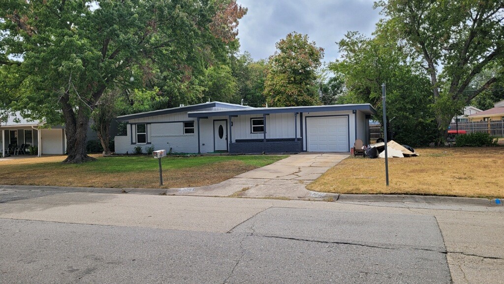 1102 Sproles Drive Benbrook TX 76126