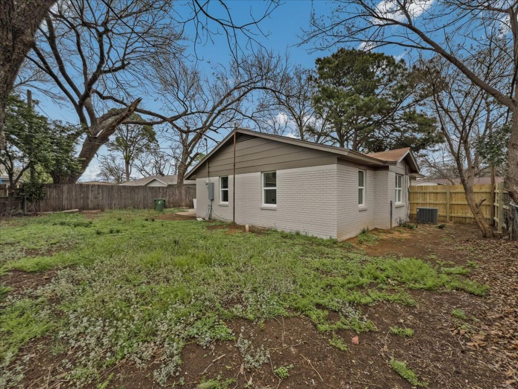 802 Nl Robinson Drive Arlington TX 76011