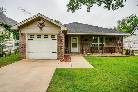 1307 N Robinson Street Cleburne TX 76031