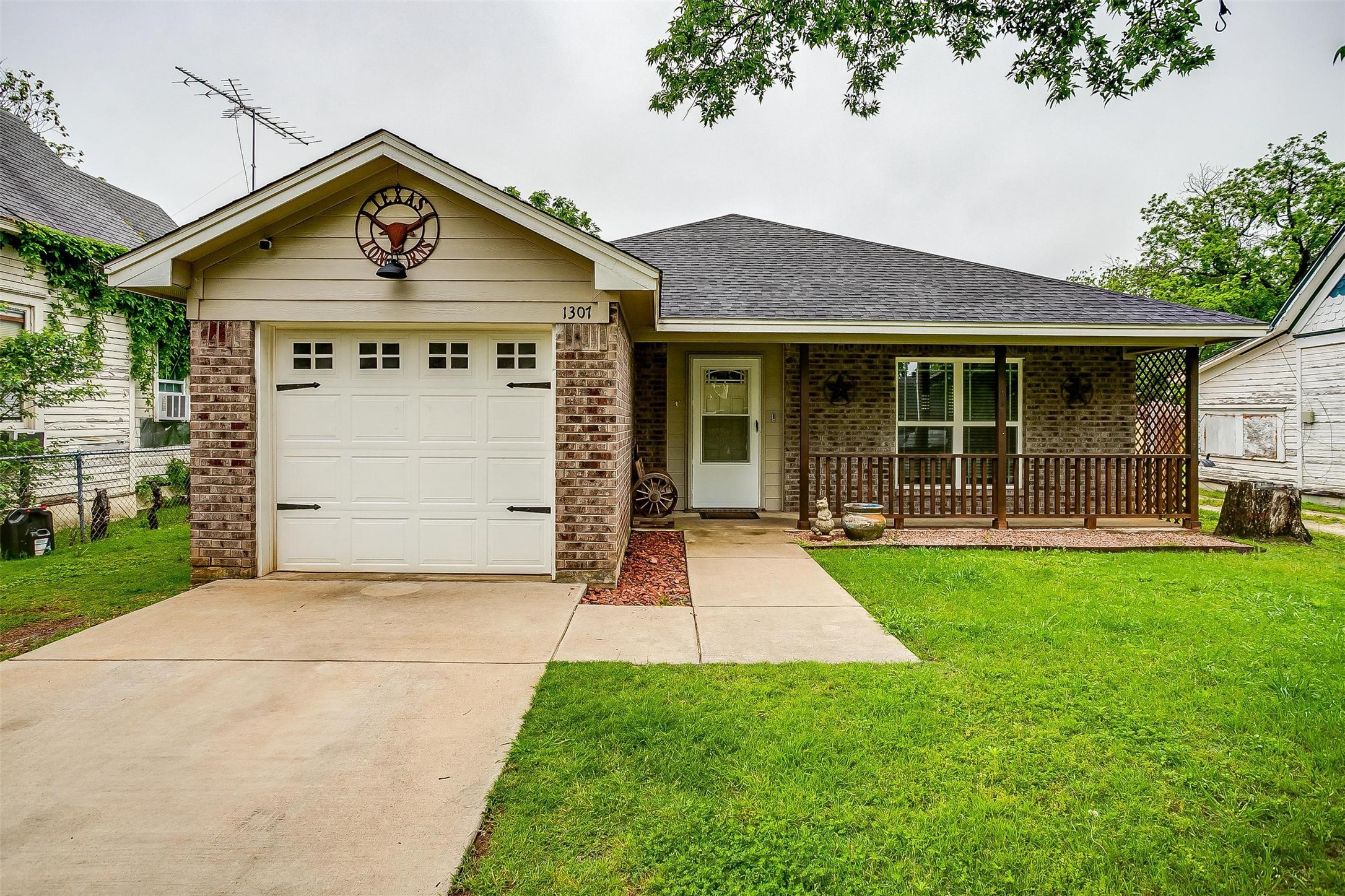 1307 N Robinson Street Cleburne TX 76031