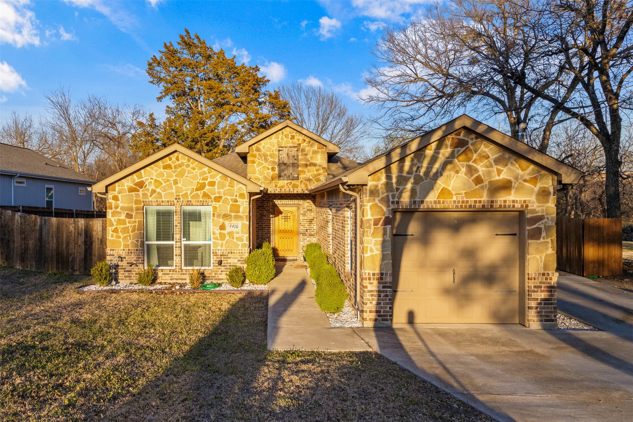 4406 Fernwood Avenue Dallas TX 75216
