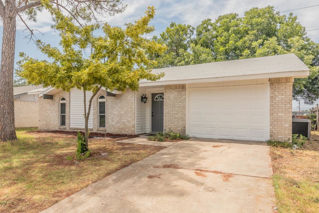 429 S Holiday Drive Grand Prairie TX 75052