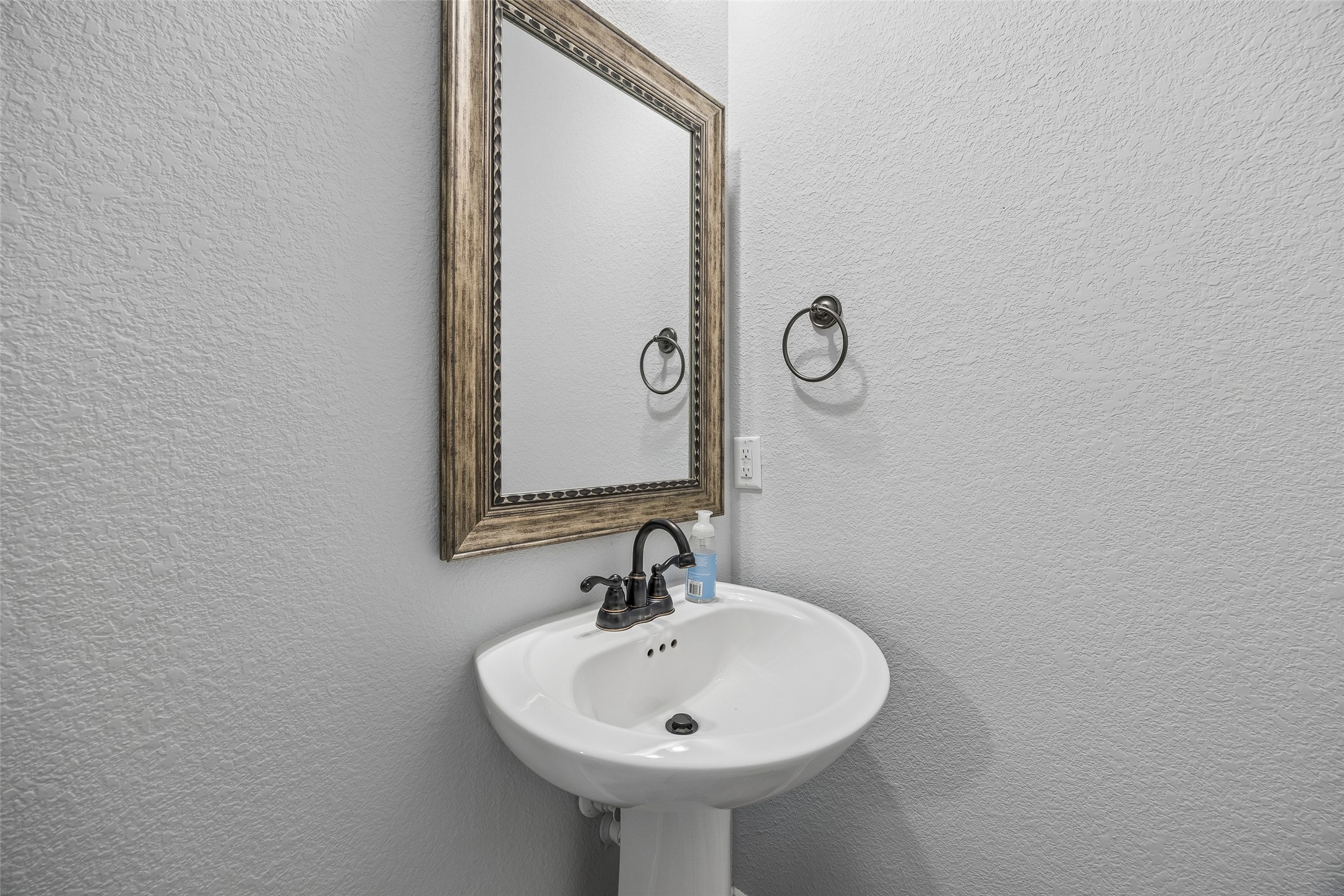 2533 Westbank Trail Garland TX 75042
