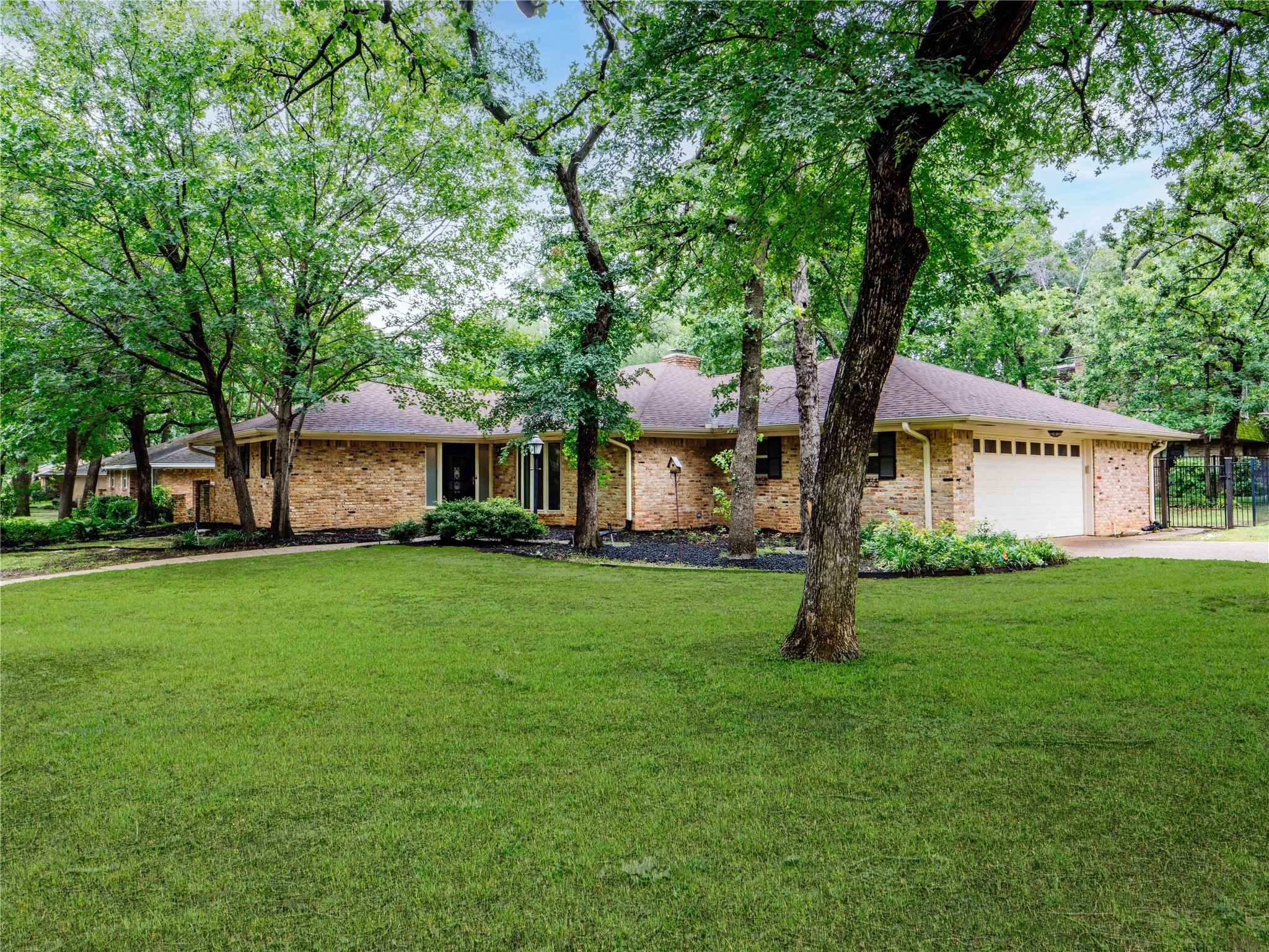 2345 Ravenwood Drive Grand Prairie TX 75050