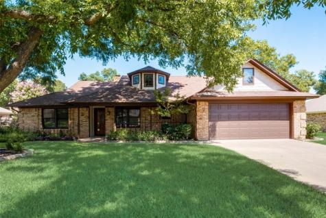 216 Montreal Drive Hurst TX 76054