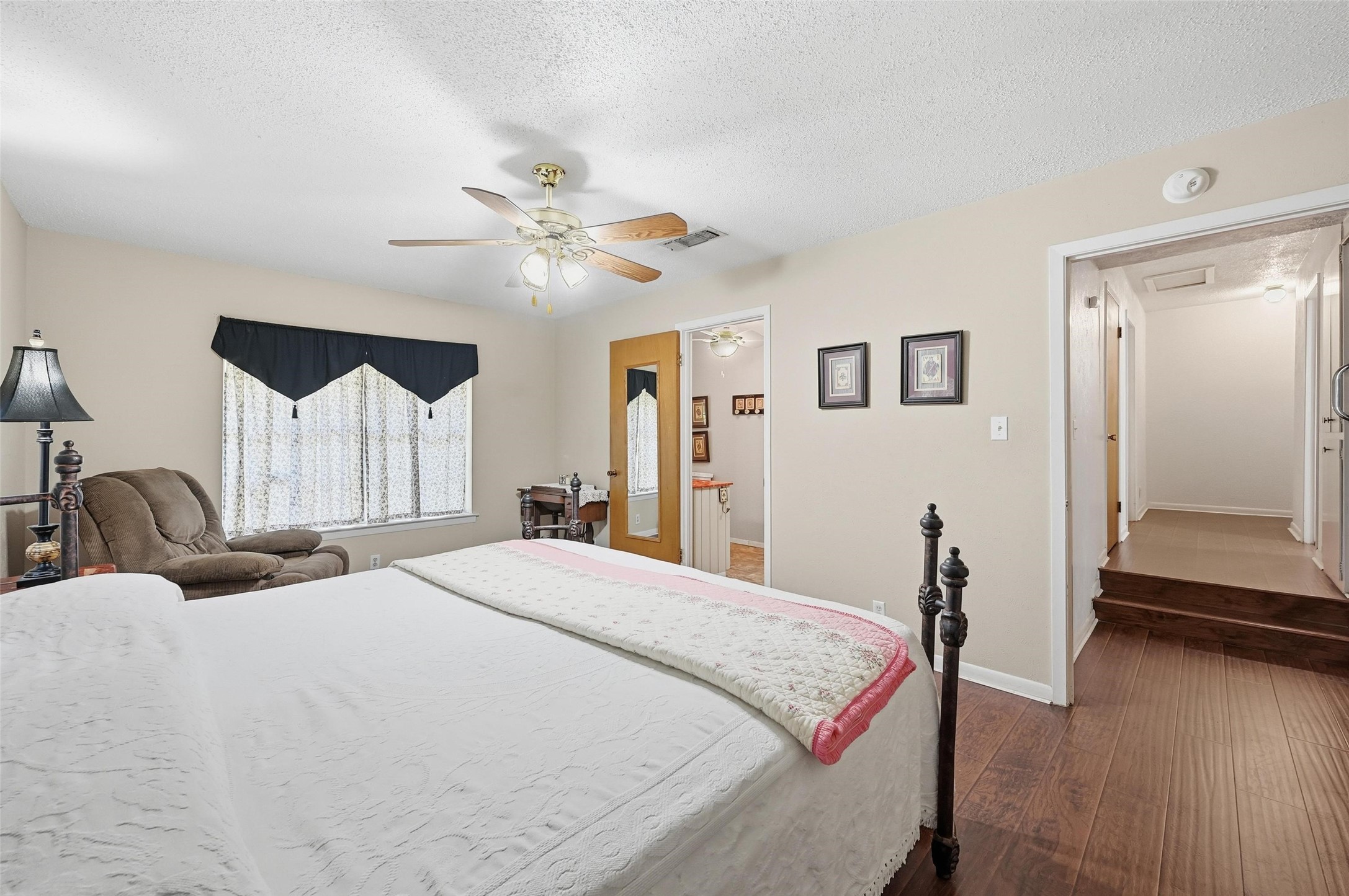 620 W College Street Grapevine TX 76051