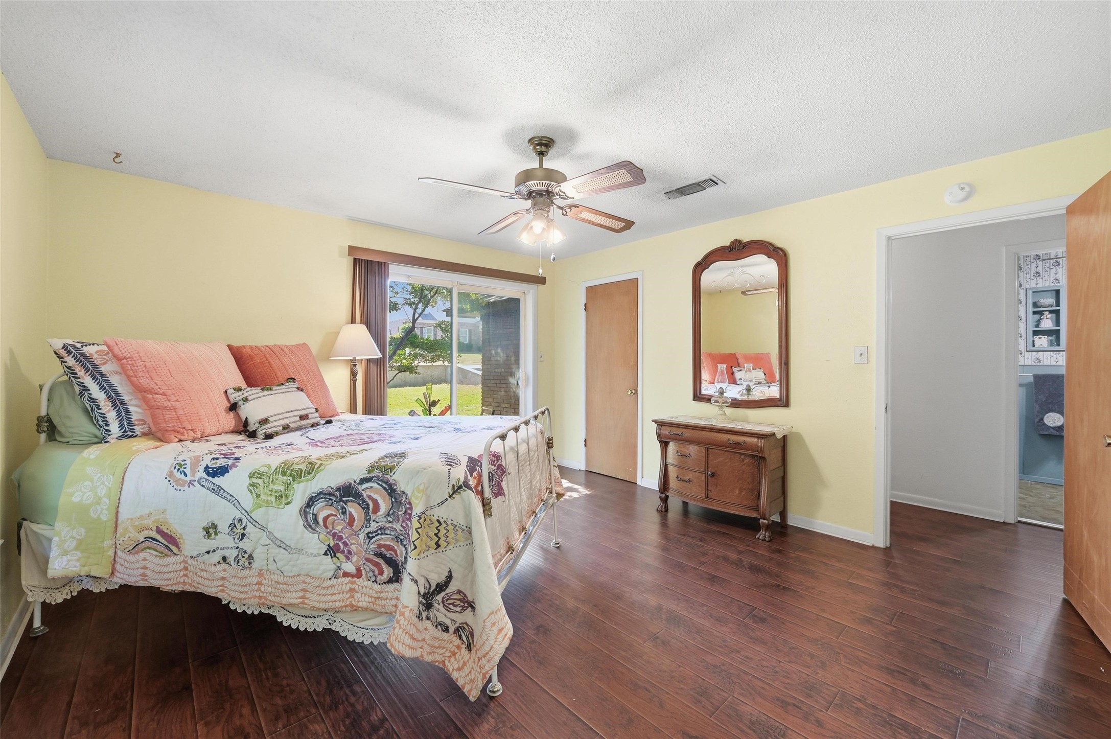 620 W College Street Grapevine TX 76051