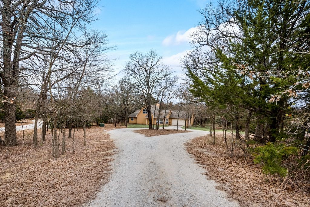 90 County Road 2256 Valley View TX 76272
