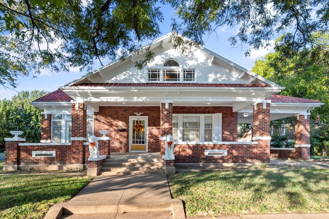201 N Gaines Street Ennis TX 75119