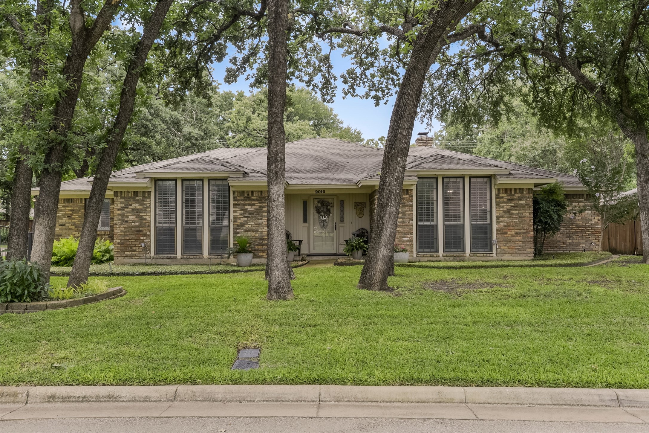2010 Surrey Oaks Drive Arlington TX 76006