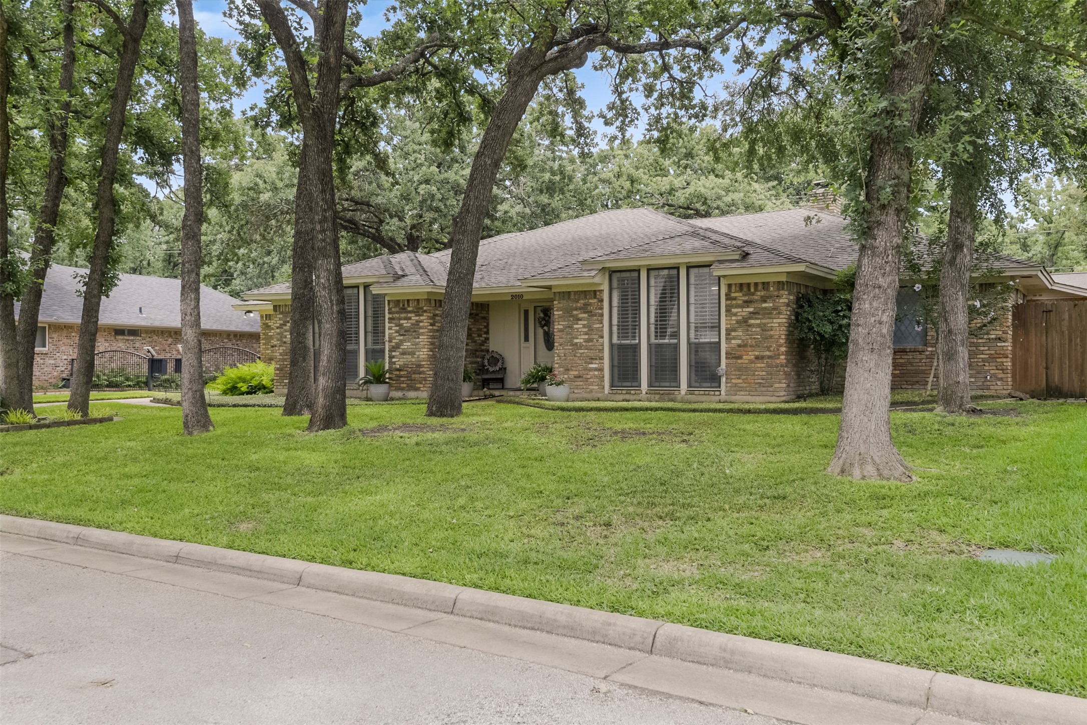 2010 Surrey Oaks Drive Arlington TX 76006