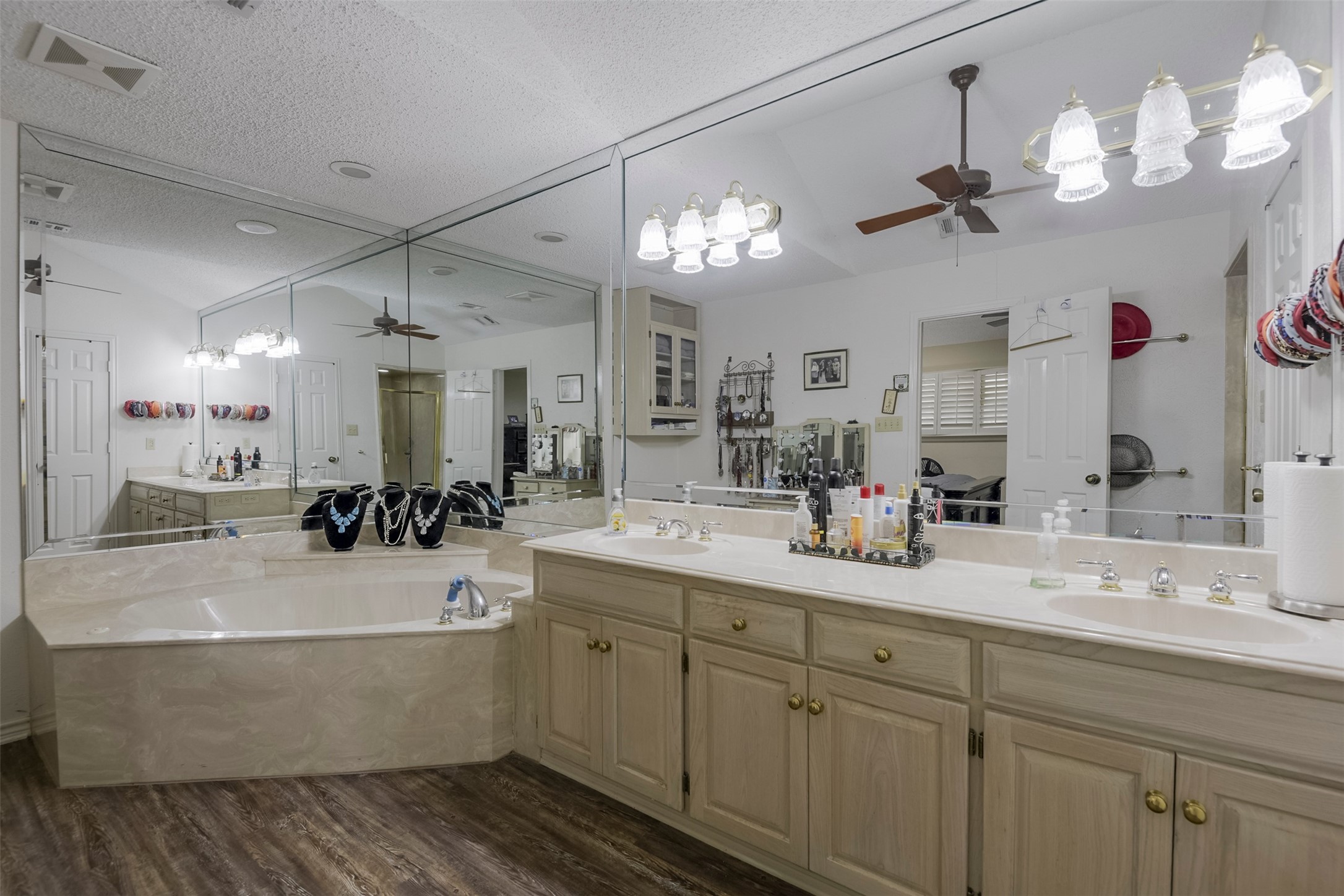 2010 Surrey Oaks Drive Arlington TX 76006