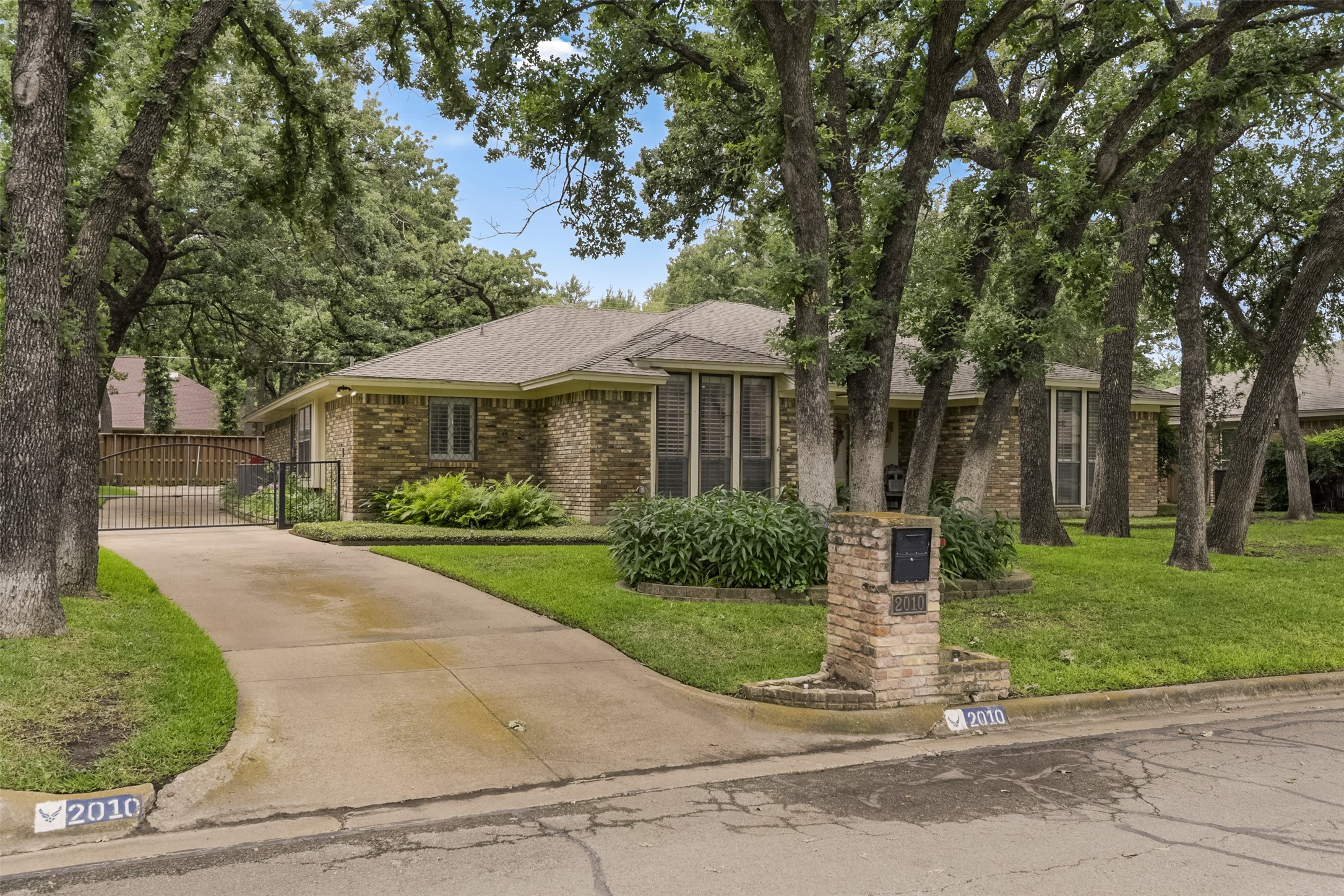 2010 Surrey Oaks Drive Arlington TX 76006