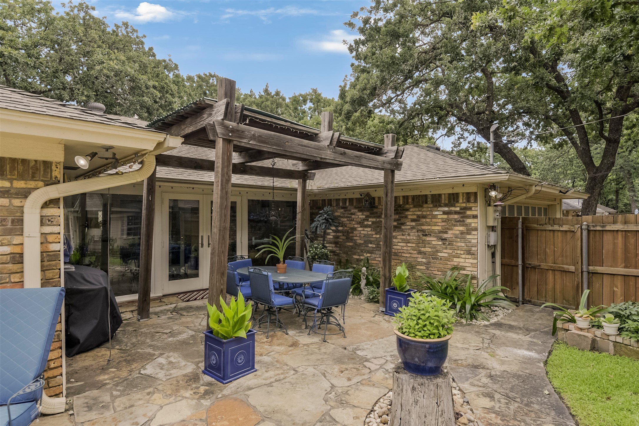 2010 Surrey Oaks Drive Arlington TX 76006