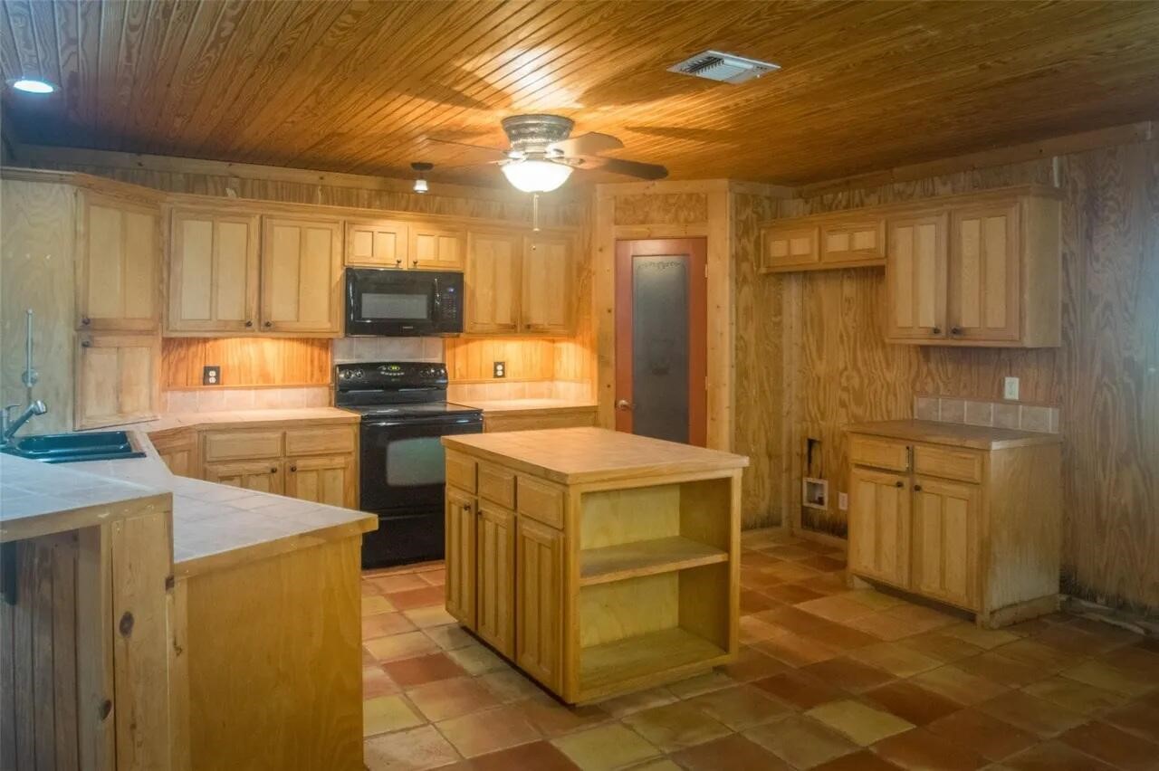 13630 N County Line Road Ponder TX 76259