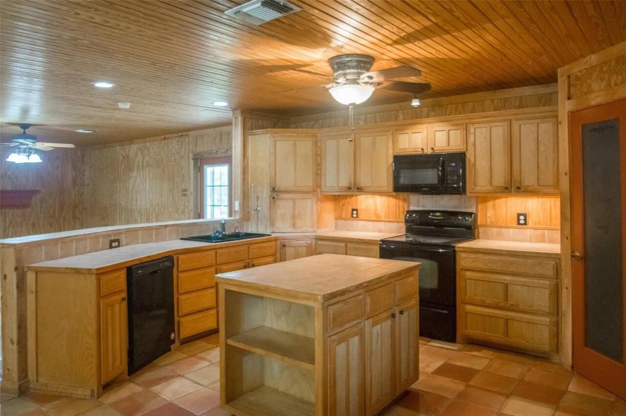 13630 N County Line Road Ponder TX 76259