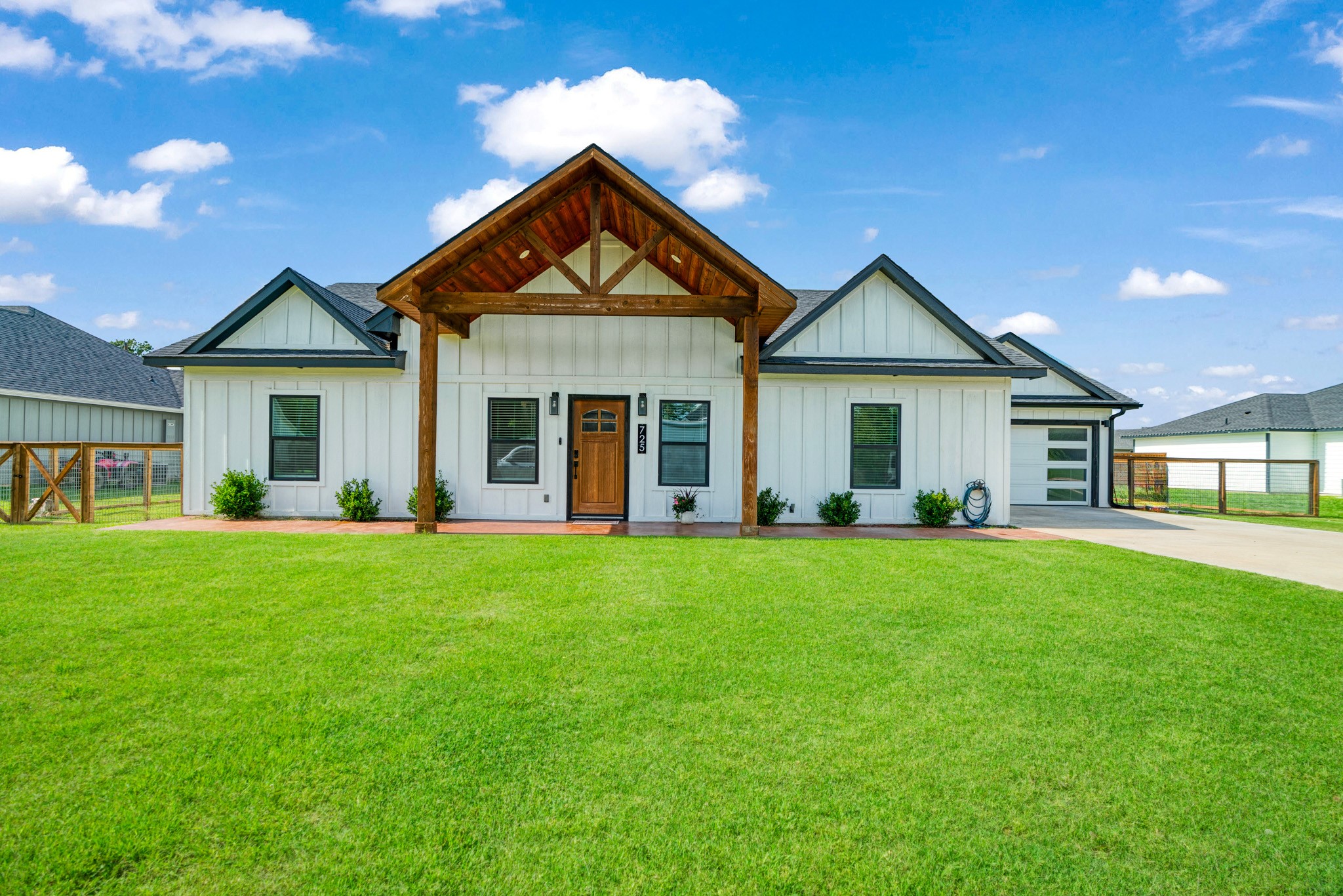 725 Daniel Street Blossom TX 75416