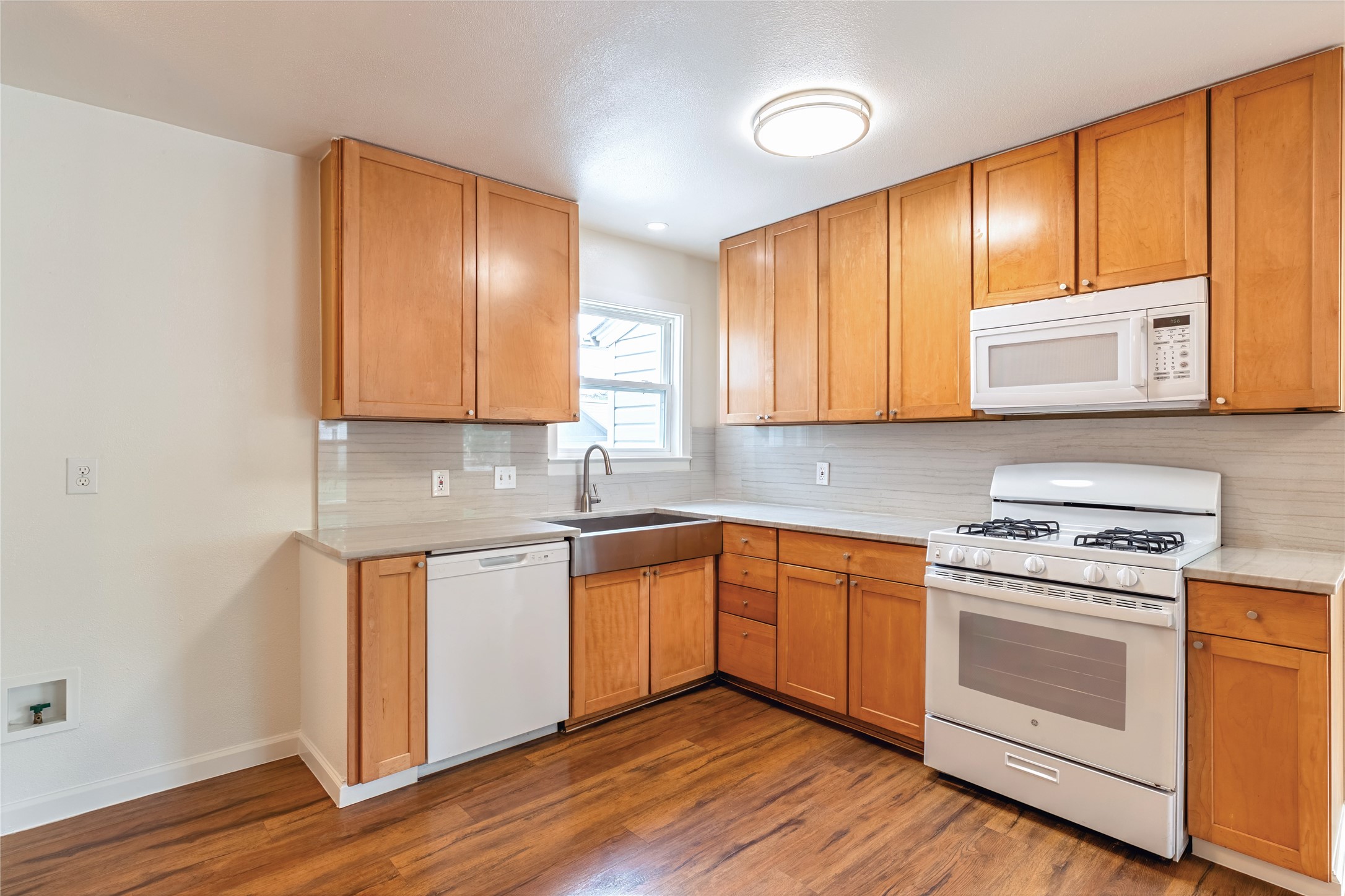 910 Tamara Lane Grand Prairie TX 75051