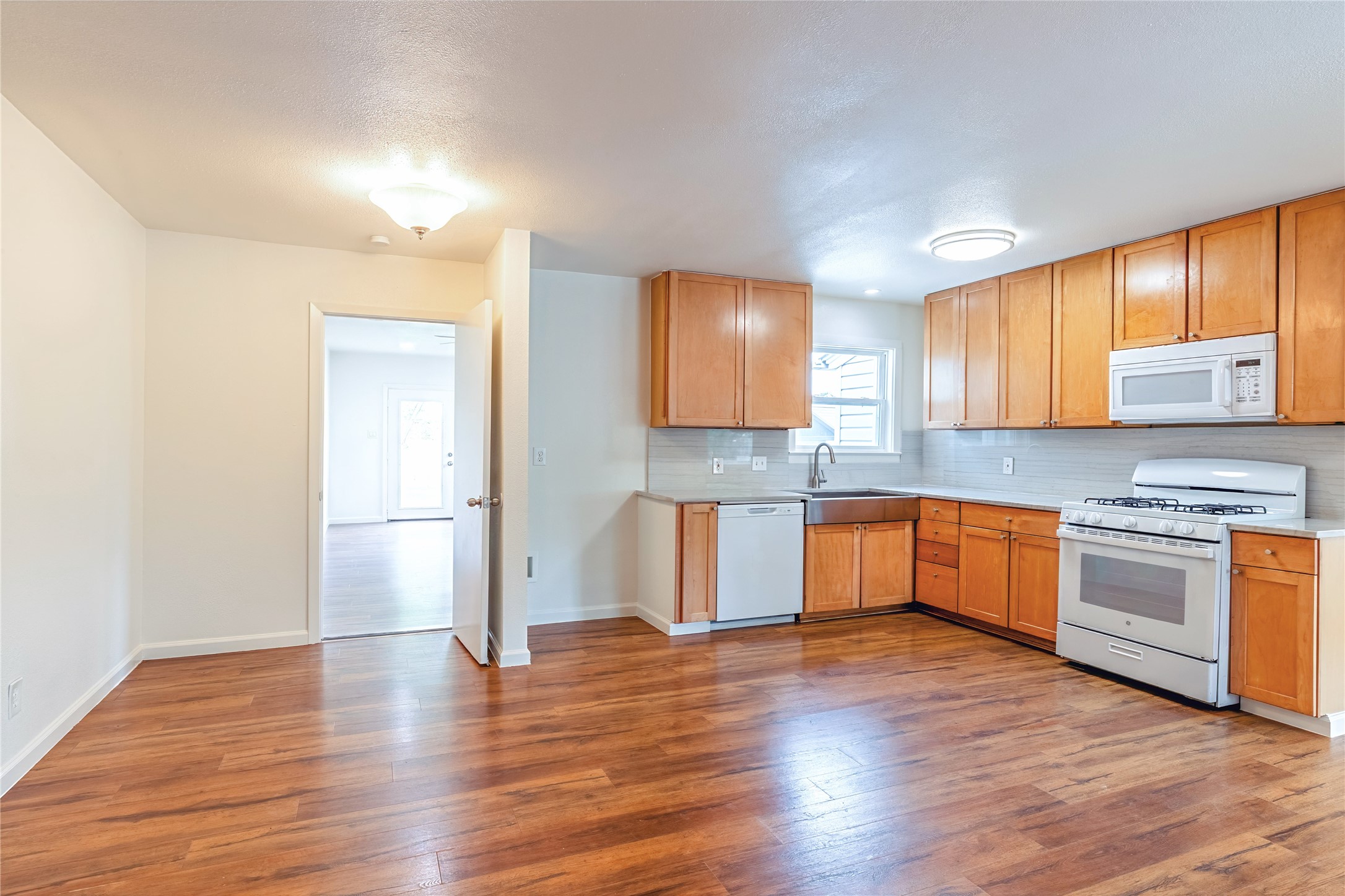 910 Tamara Lane Grand Prairie TX 75051