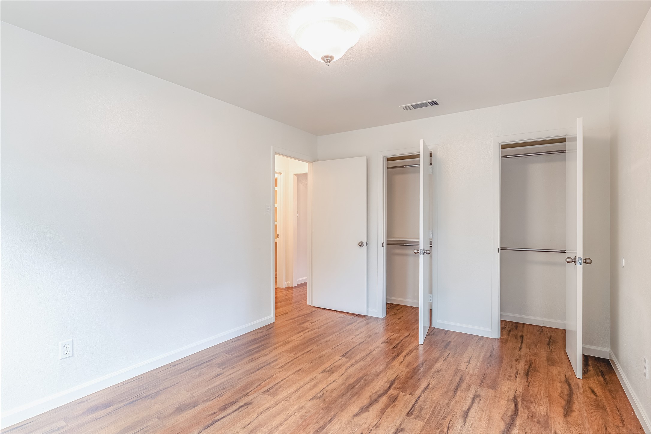 910 Tamara Lane Grand Prairie TX 75051