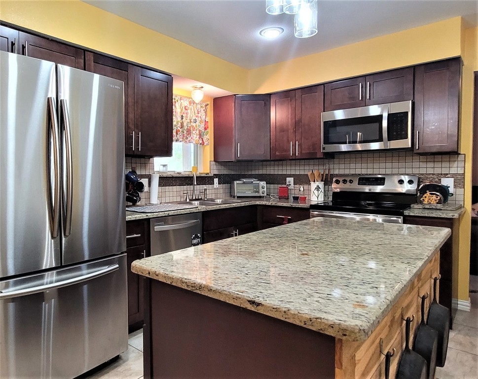 523 Lynnewood Avenue Burleson TX 76028