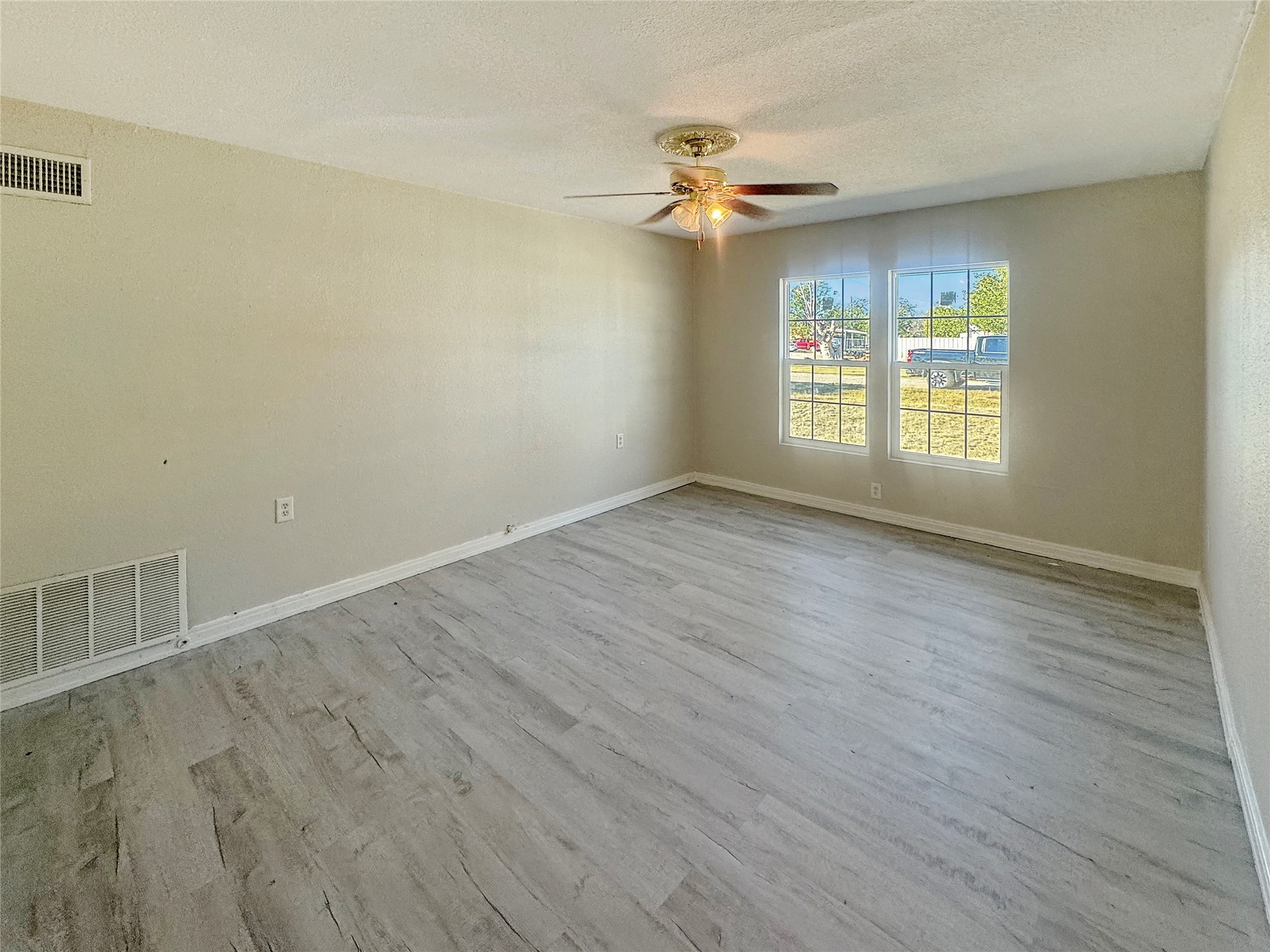 211 Oak Roscoe TX 79545