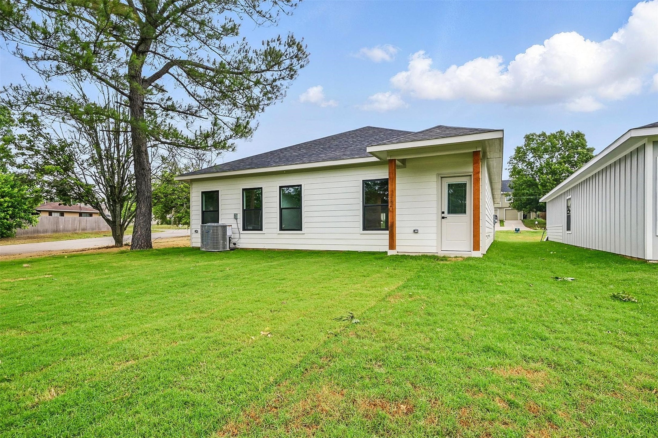 2738 W Washington Street Denison TX 75020