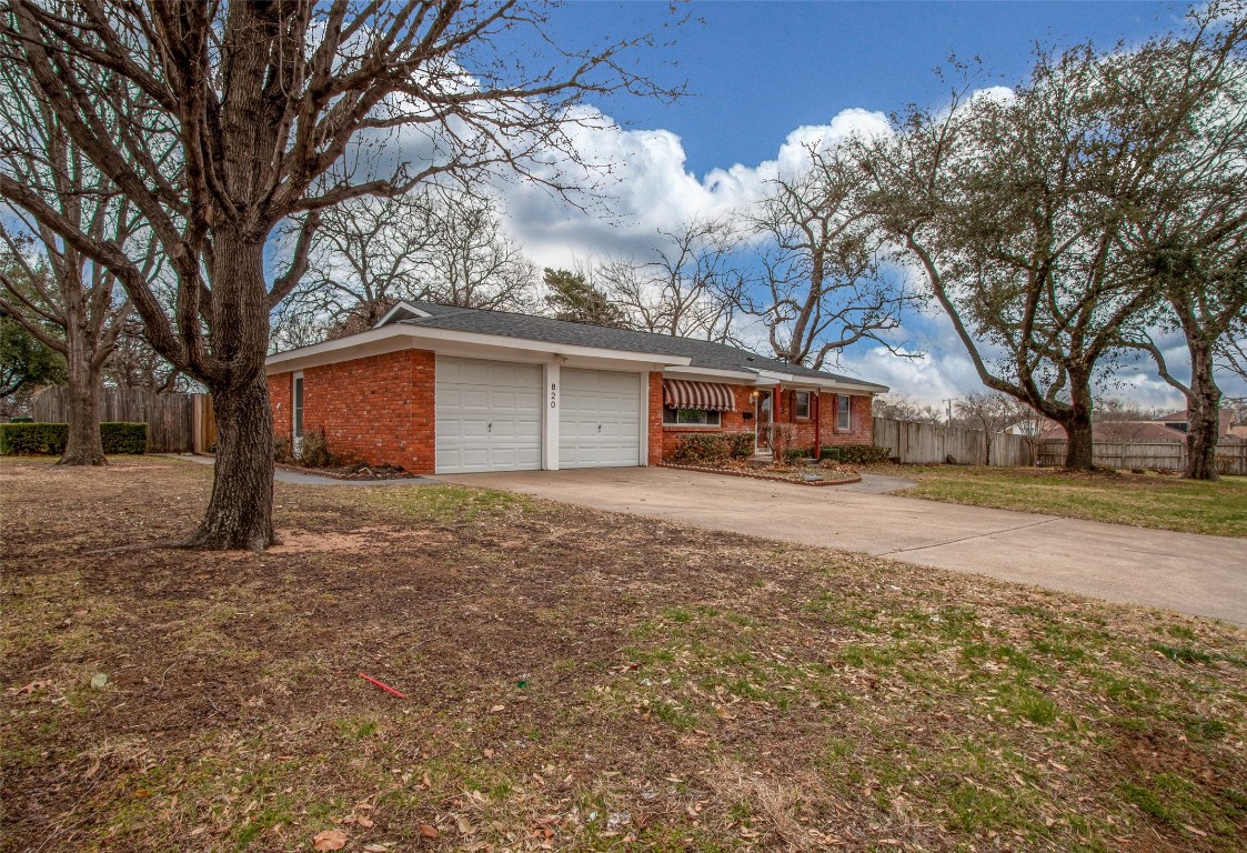 820 Forest Oaks Lane Hurst TX 76053
