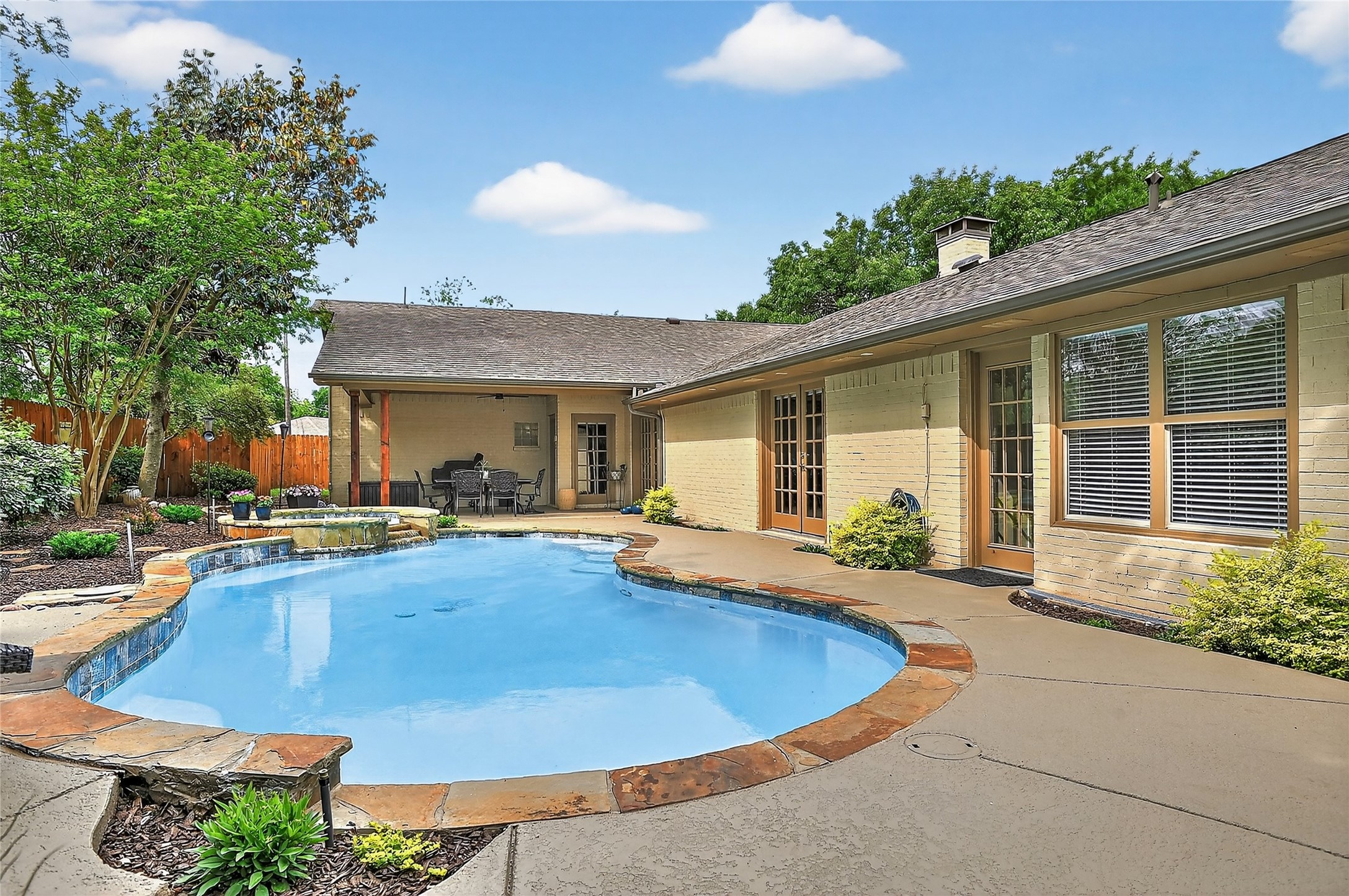 2215 Oak Creek Drive Sherman TX 75092