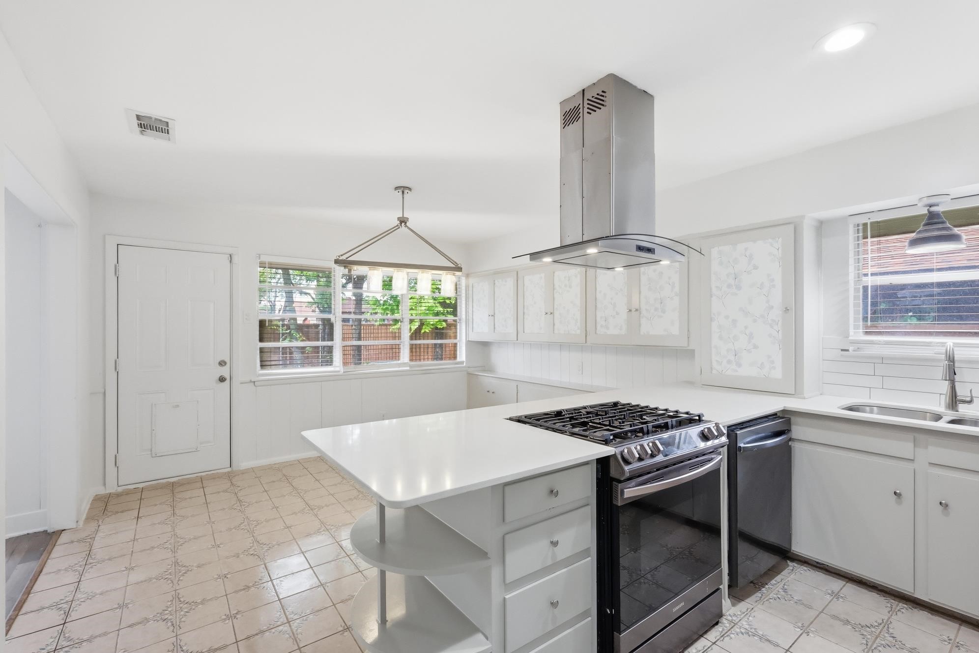 2010 Swansee Drive Dallas TX 75232