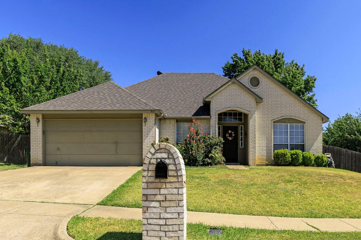 915 Felicia Lane Arlington TX 76017