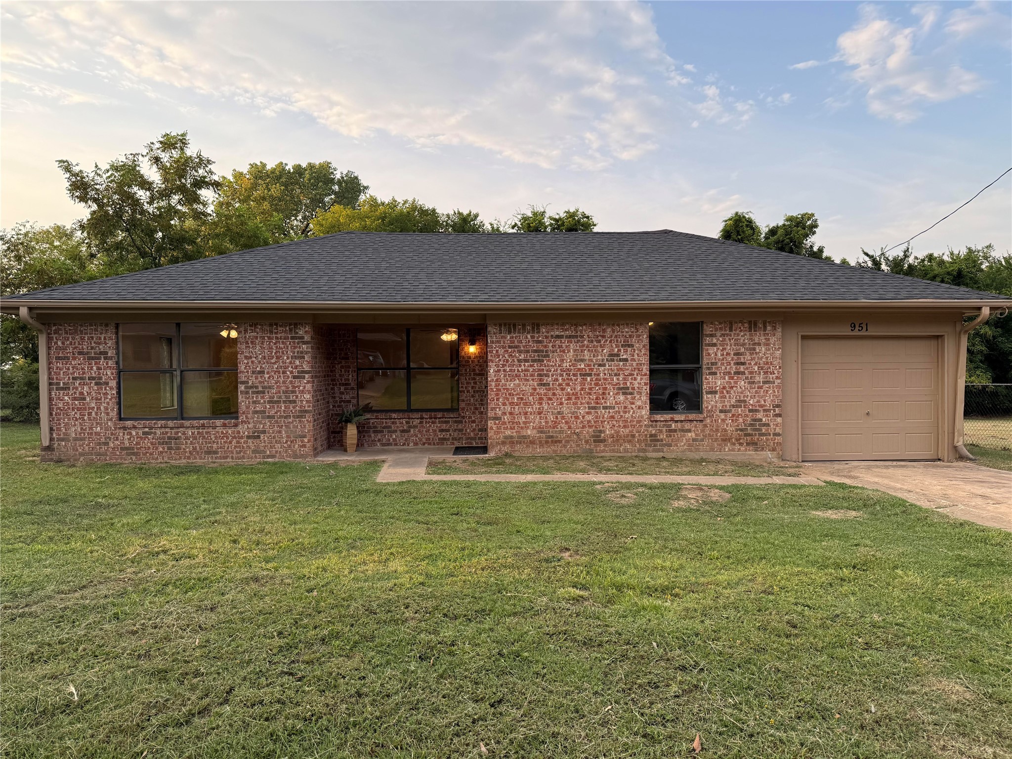 951 Van Zandt Paris TX 75460