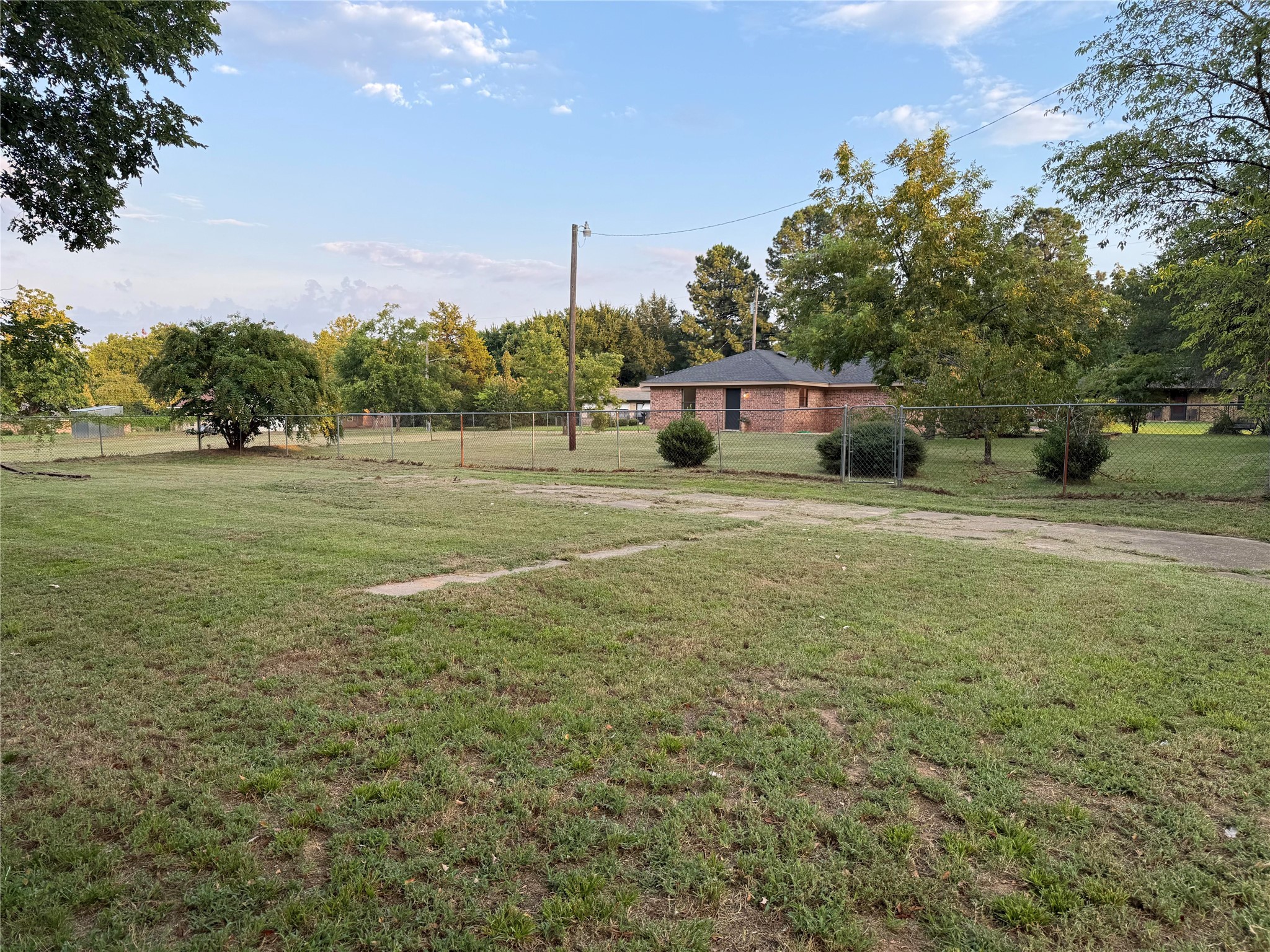 951 Van Zandt Paris TX 75460