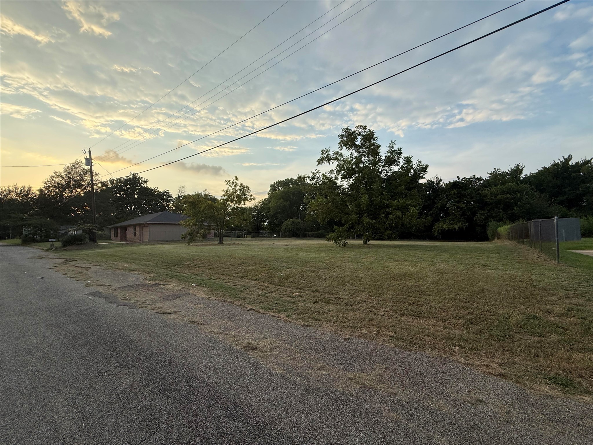 951 Van Zandt Paris TX 75460
