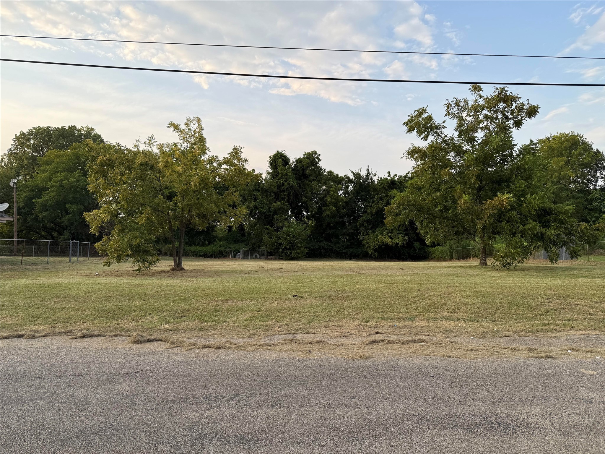 951 Van Zandt Paris TX 75460