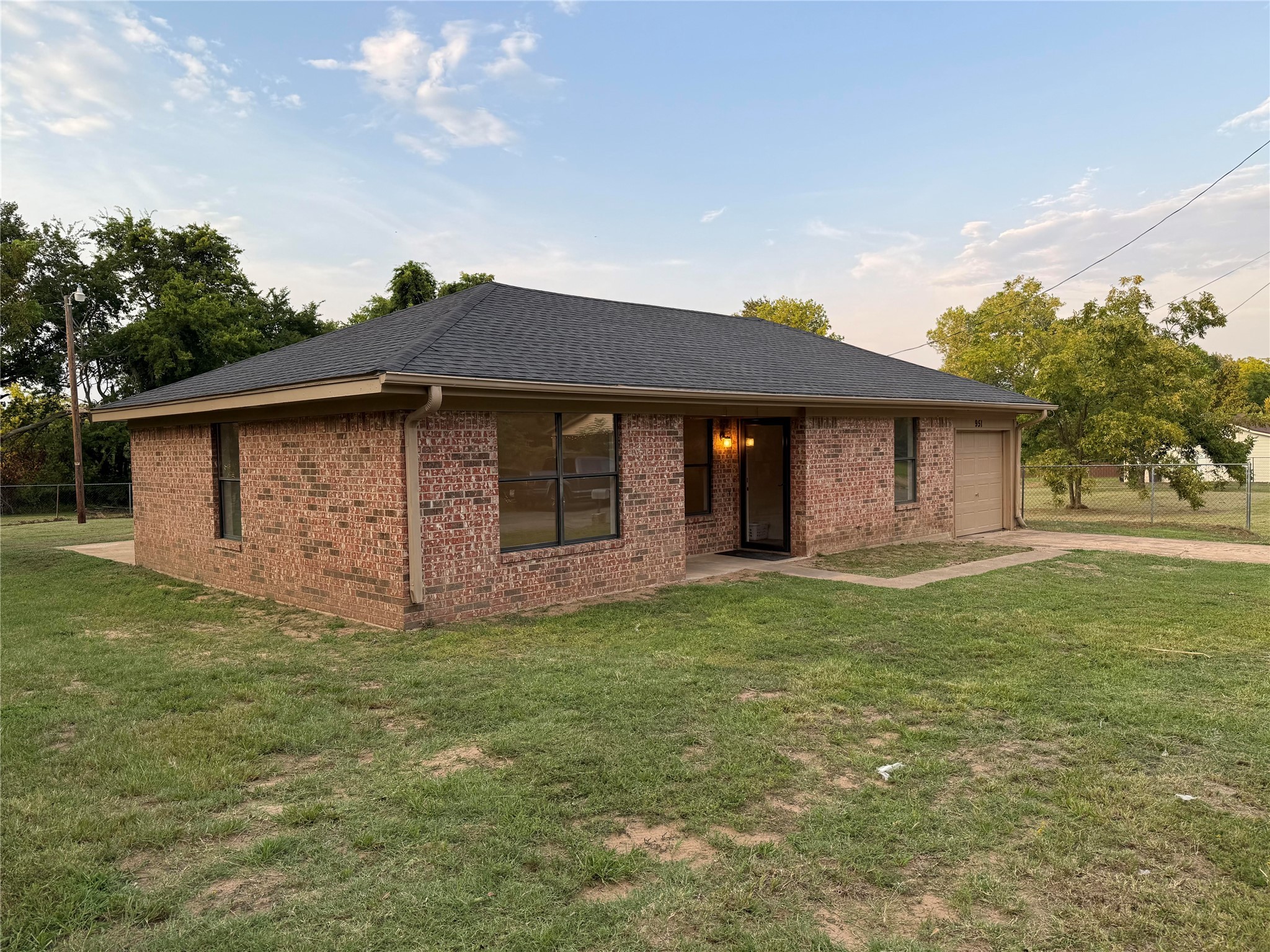 951 Van Zandt Paris TX 75460