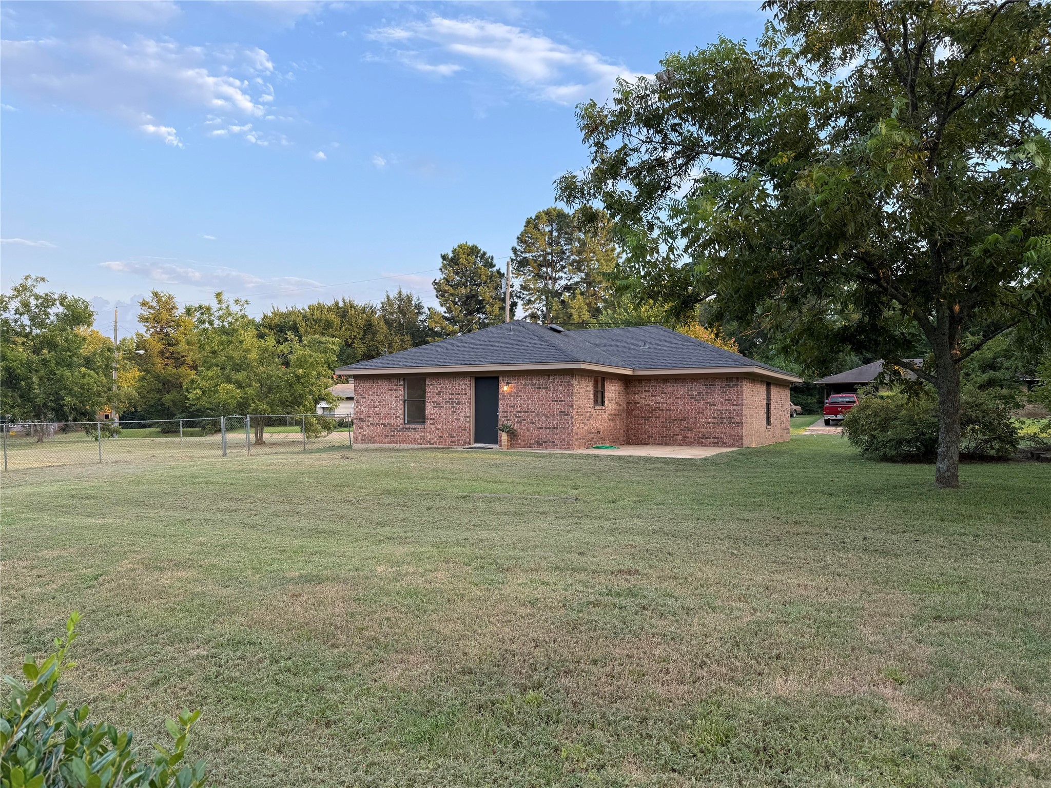 951 Van Zandt Paris TX 75460