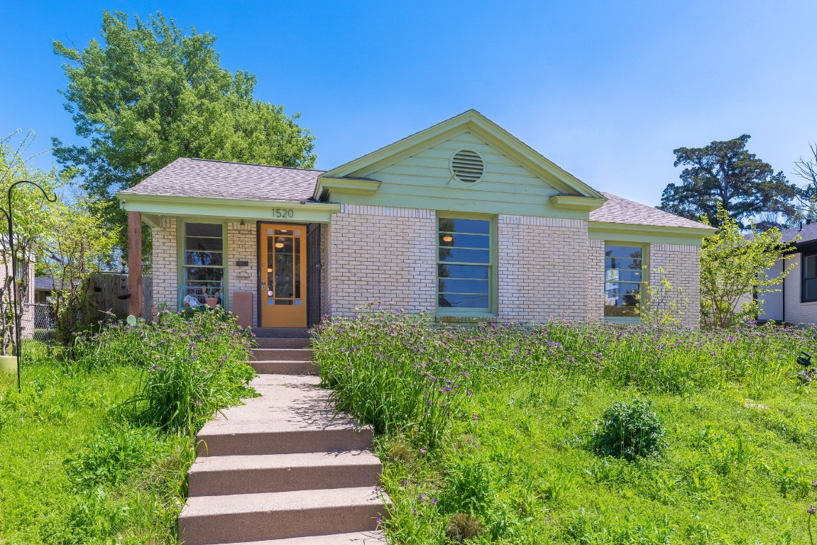1520 E Lakeview Drive Dallas TX 75216