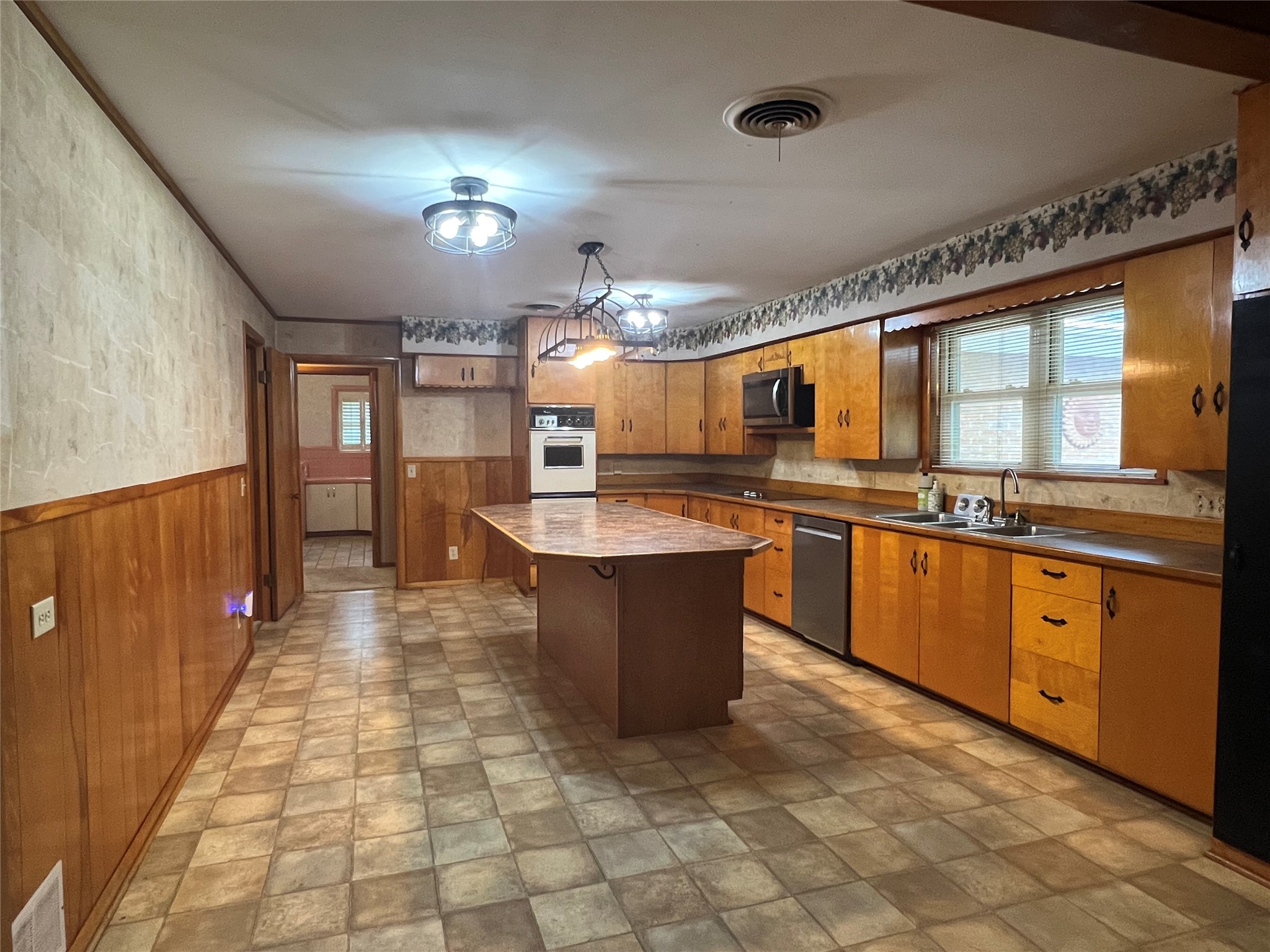 211 S Crockett Henrietta TX 76365