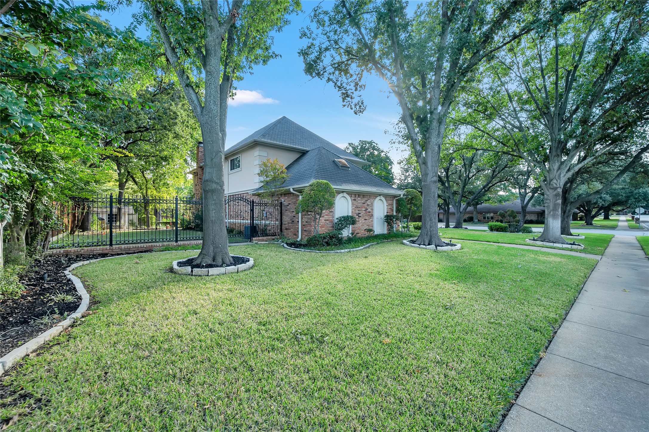 1800 Hampton Drive Bedford TX 76021