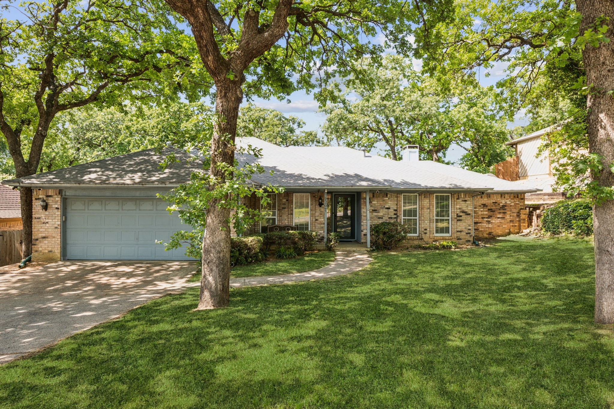 2207 Oakwood Lane Arlington TX 76012