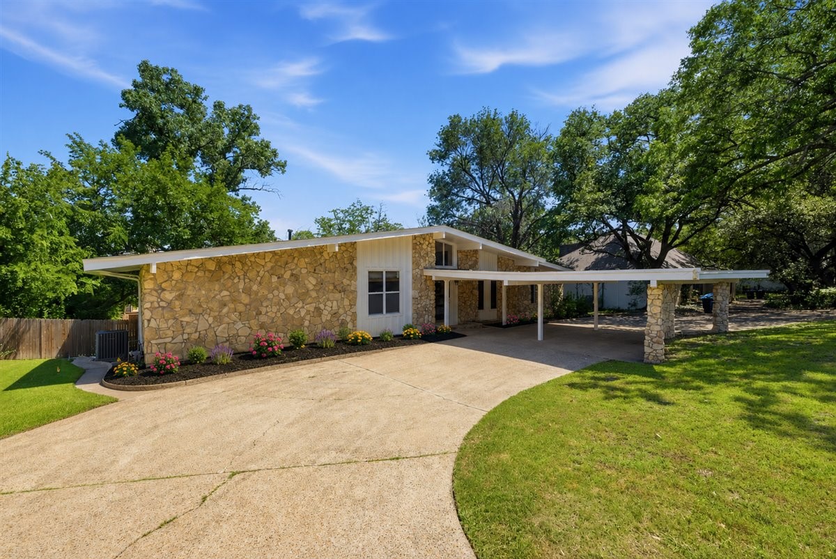 1905 Dakar Road E Fort Worth TX 76116