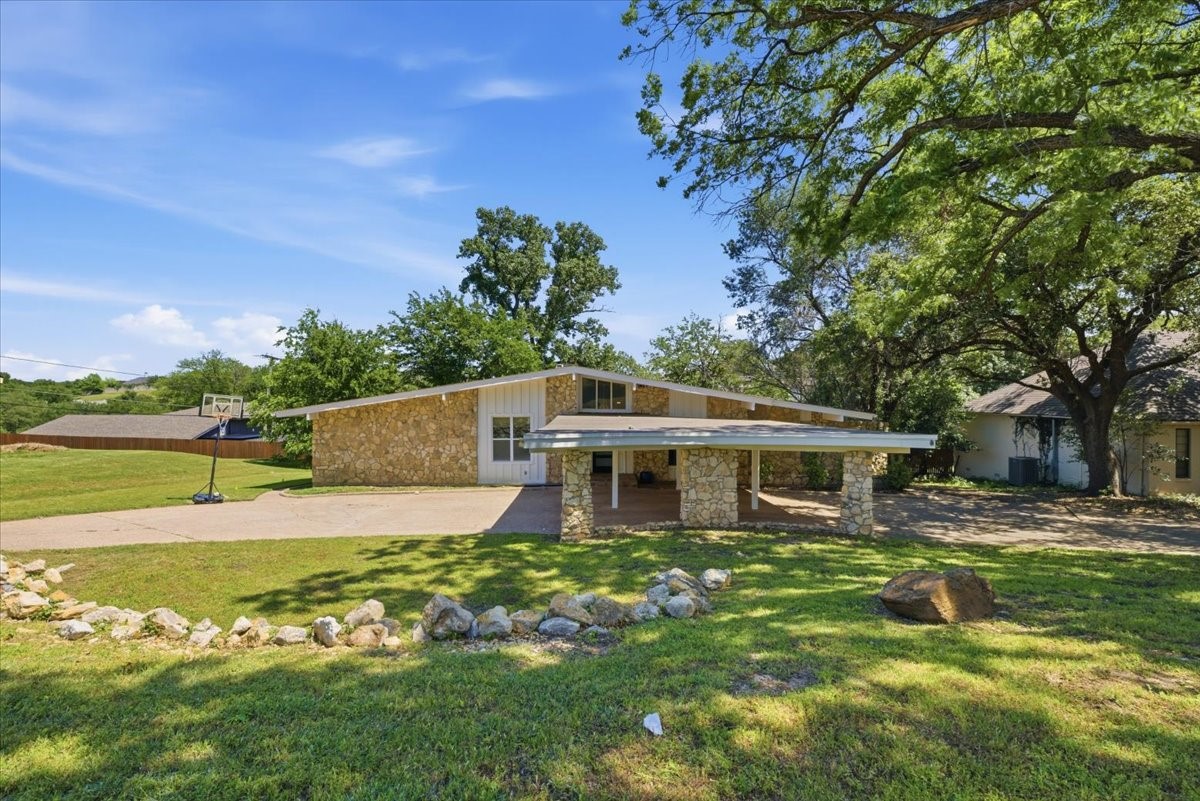 1905 Dakar Road E Fort Worth TX 76116