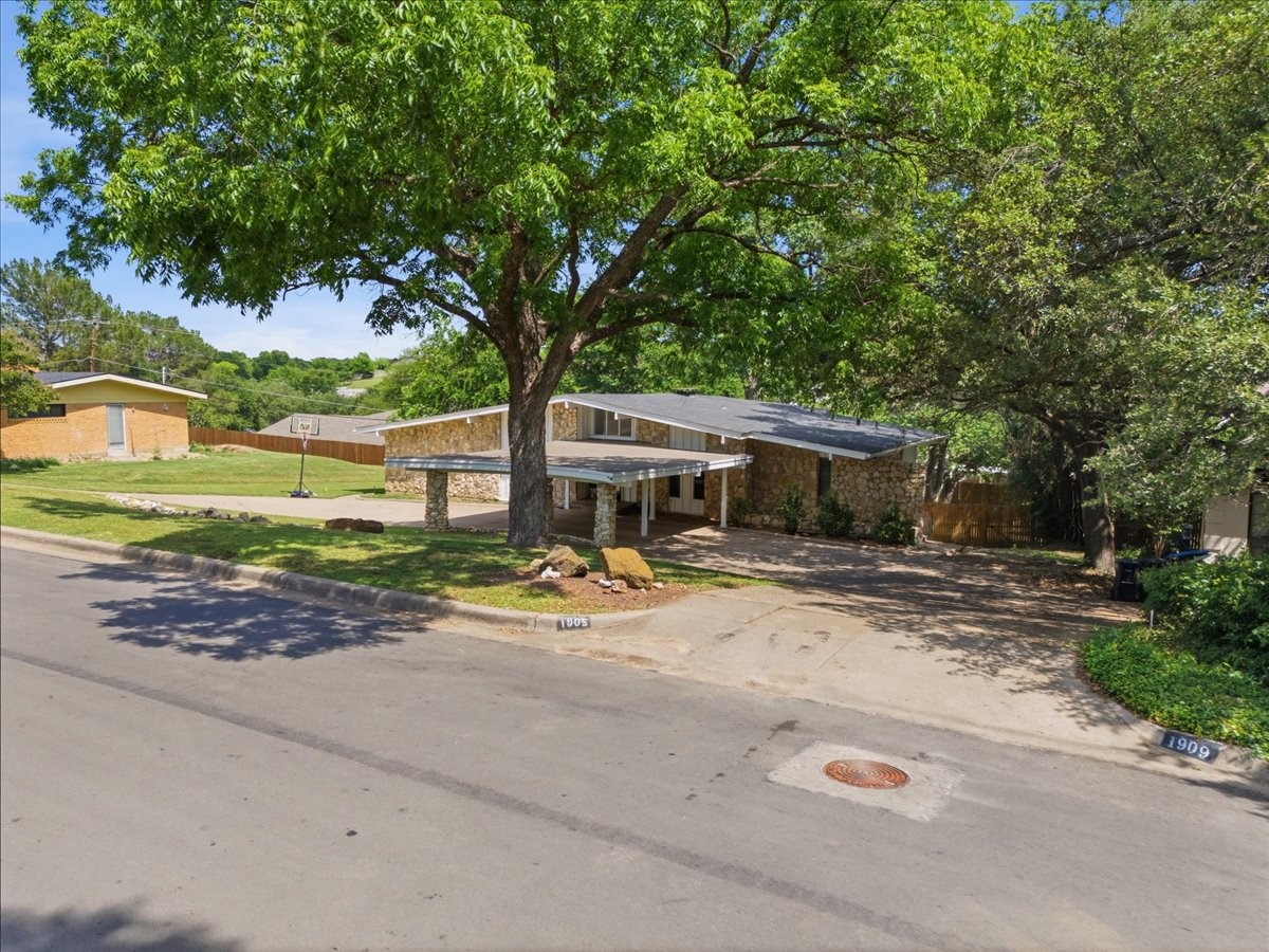 1905 Dakar Road E Fort Worth TX 76116