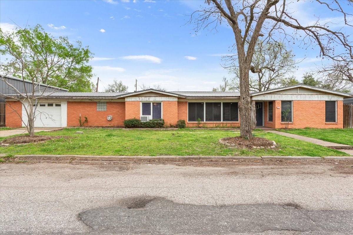 421 S 10th Avenue Teague TX 75860