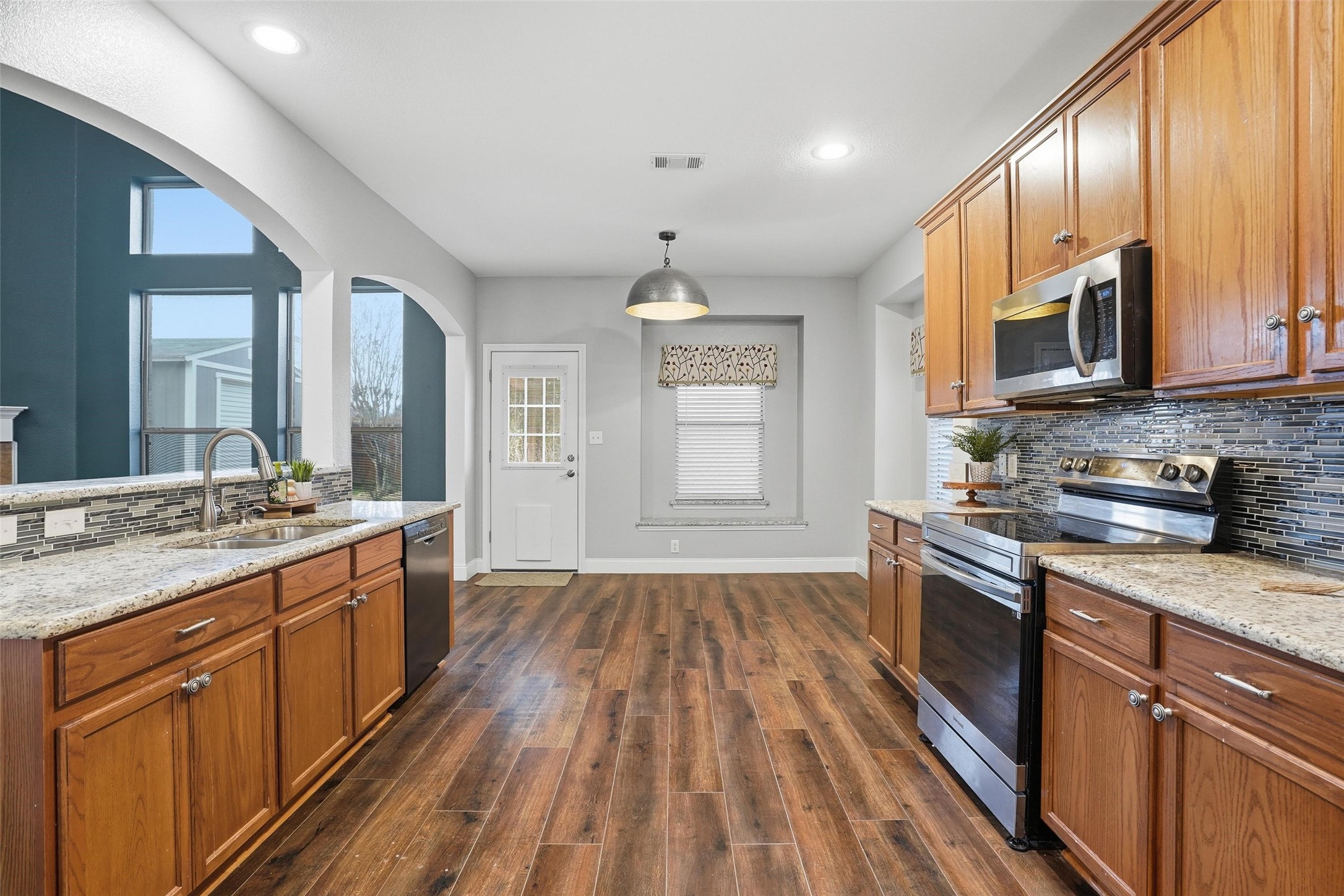 508 Lakeview Circle Burleson TX 76028